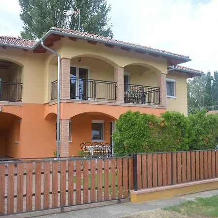 Granada Medences Apartmanhaz Szantod